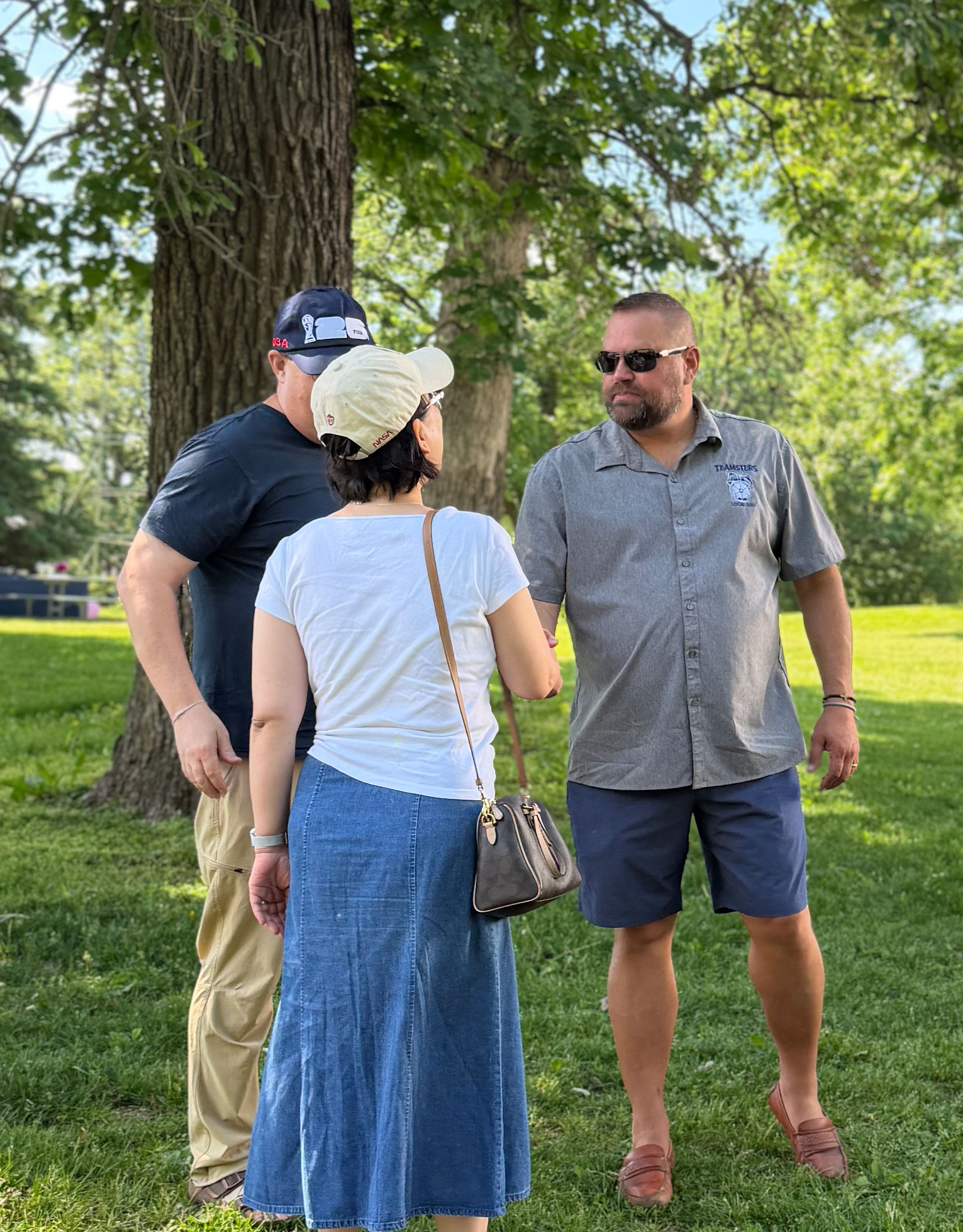 Erik Skoog shaking hand of member